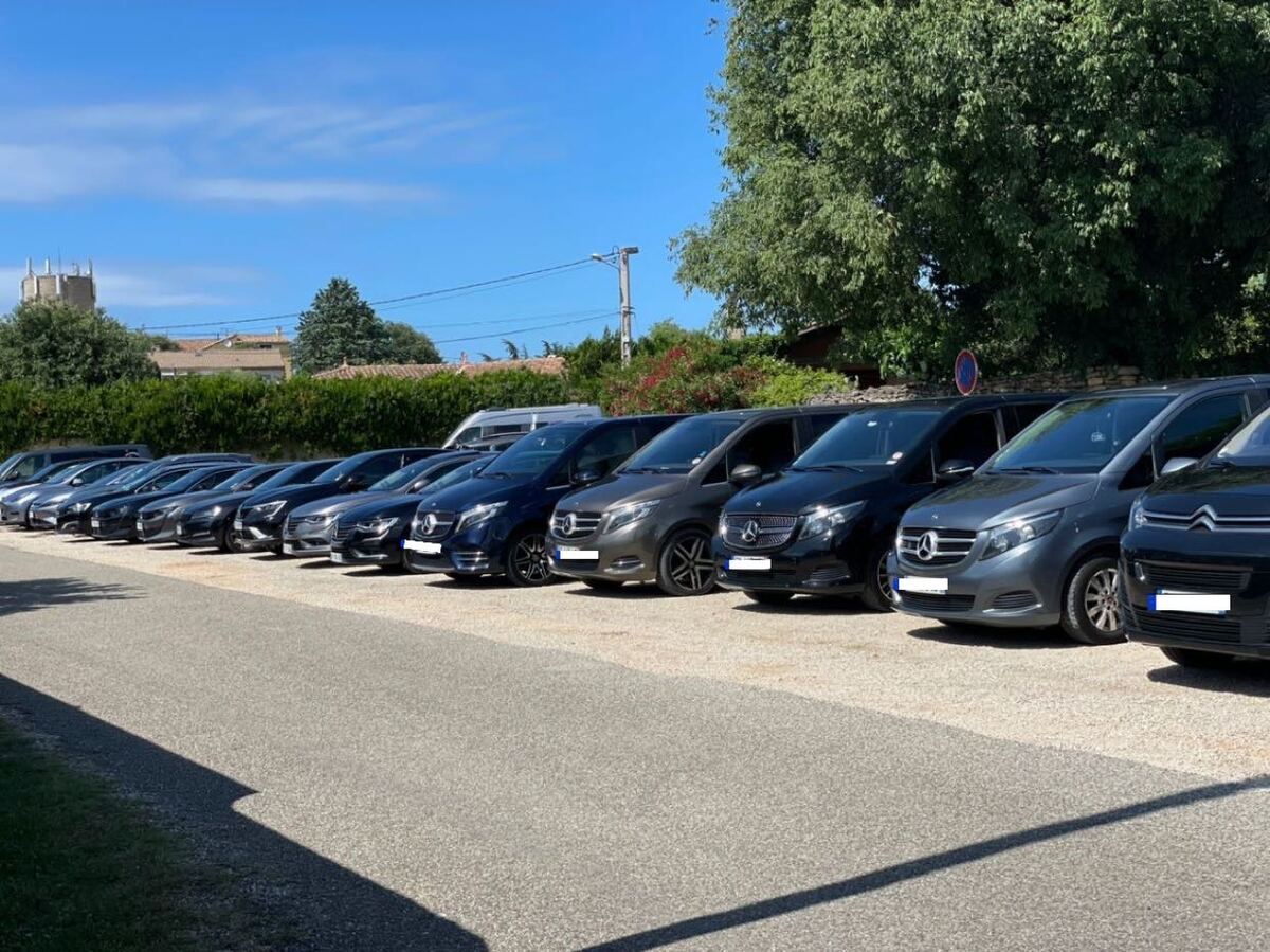La flotte de véhicules Transferts Cab Services alignée